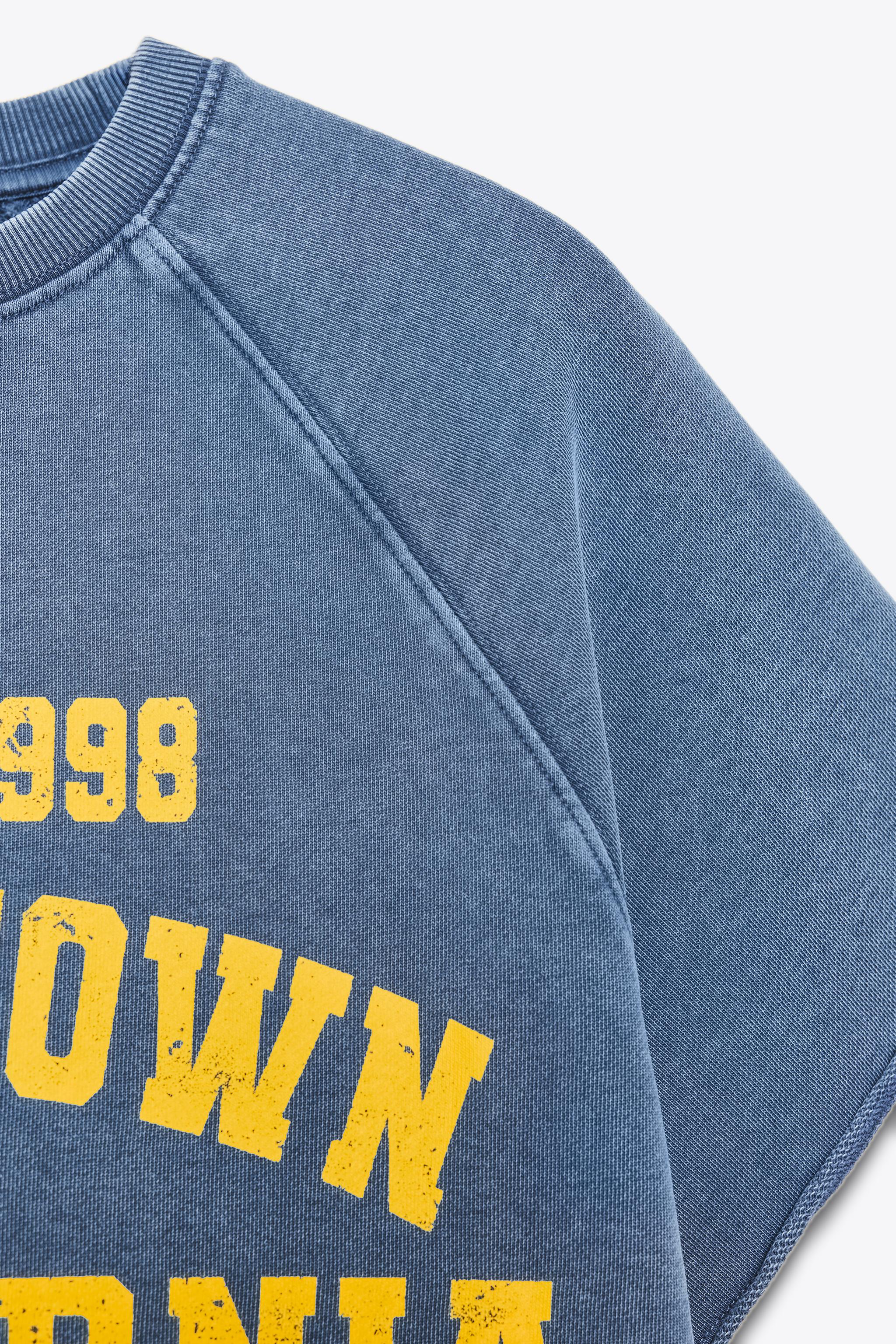 SWEAT EN MOLLETON À EFFET DÉLAVÉ ET INSCRIPTION